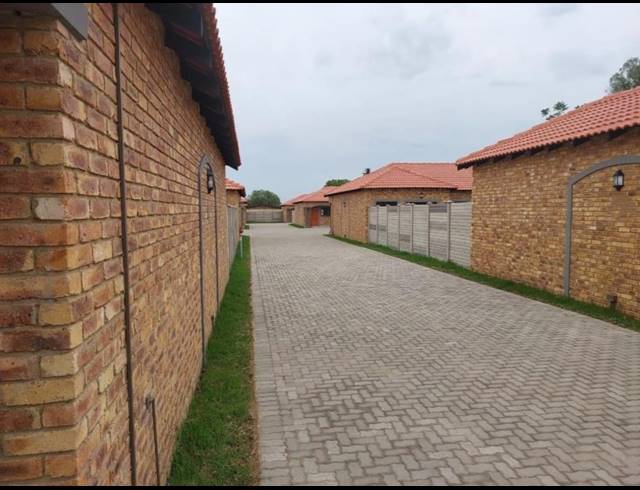 3 BEDROOM TOWNHOUSE FOR SALE IN RIVERSDALE